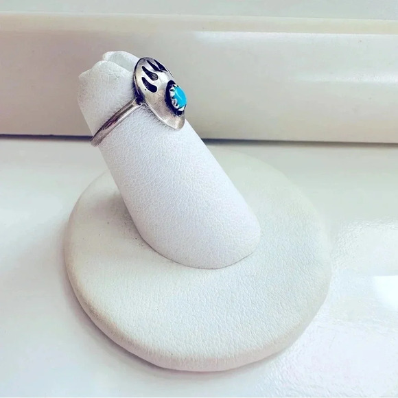 Sterling Silver Vintage Native Bear Claw Turquoise Ring - Picture 2 of 5